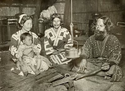 Mężczyzna i kobieta Ajnów w domu, 1910. autorstwa Herbert Ponting