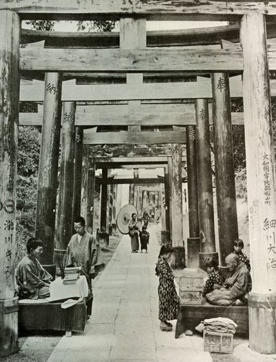 Aleja Torii w Inari, 1910. autorstwa Herbert Ponting