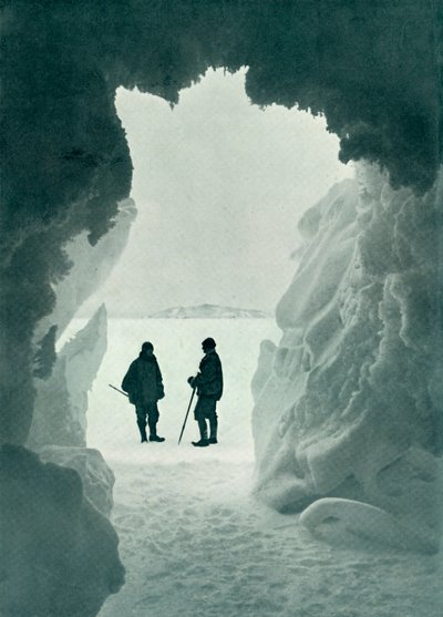 An Ice Grotto - Wyspa namiotowa w odległości Kapitan Scott i Wright, c1911, 1913 autorstwa Herbert Ponting
