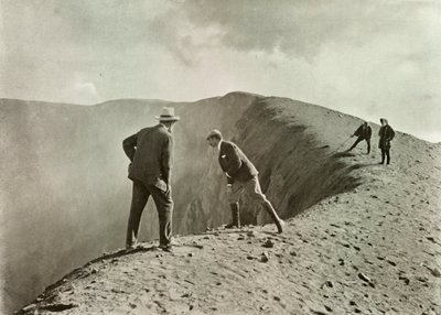 Na krawędzi kraterów, Asama-Yama, 1910. autorstwa Herbert Ponting