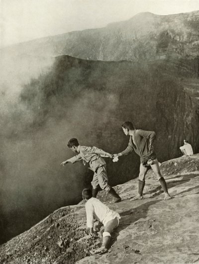 Na krawędzi kraterów, Aso-San, 1910. autorstwa Herbert Ponting