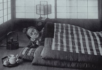 Pora snu w Japonii (zdjęcie czarno-białe) autorstwa Herbert Ponting