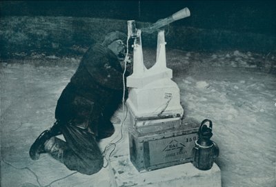 C. S. Wright Dokonywanie obserwacji z tranzytem, 8 sierpnia 1911, 1913 autorstwa Herbert Ponting