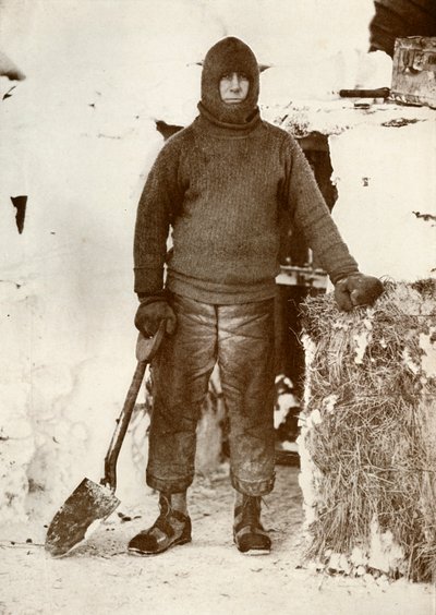 Kapitan L.E.G. Oates przy drzwiach stajni, 30 sierpnia 1911, 1913 autorstwa Herbert Ponting