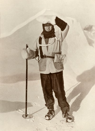 Kapitan Scott noszący portfel, w którym nosił swoje dzienniki saneczkowe, c1910-1911, 1913 autorstwa Herbert Ponting
