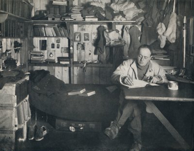 Kapitan Scott pisze swój pamiętnik w chacie w Cape Evans, c1911, 1914. autorstwa Herbert Ponting