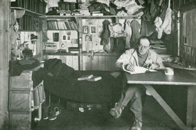 Kapitan Scott pisze swój dziennik autorstwa Herbert Ponting