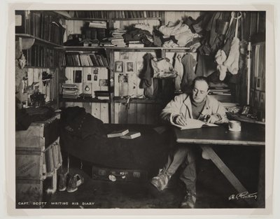 Kapitan Scott piszący swój dziennik podczas wyprawy Terra Nova (1910-13) na biegun południowy (odbitka bromowa) autorstwa Herbert Ponting