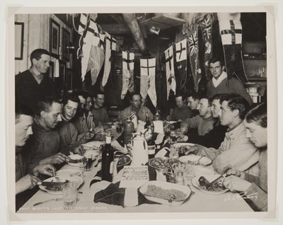 Ostatnia kolacja urodzinowa kapitana Scotta, podczas wyprawy Terra Nova (1910-13) na biegun południowy (odbitka bromowa) autorstwa Herbert Ponting