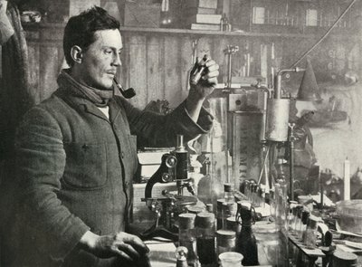 Dr Atkinson w swoim laboratorium, 15 września 1911, 1913 autorstwa Herbert Ponting