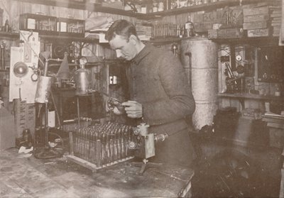 Dr Simpson w swoim laboratorium, 21 grudnia 1911, 1913 autorstwa Herbert Ponting
