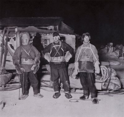 Dr Wilson, porucznik Bowers i Cherry-Garrard wyruszają do Cape Crozier (zdjęcie czarno-białe) autorstwa Herbert Ponting