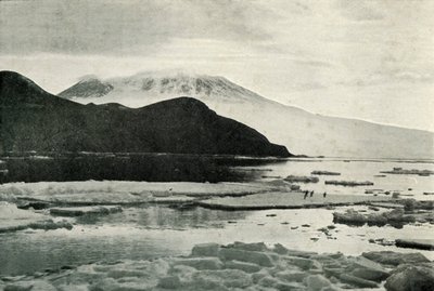 Wejście do cieśniny McMurdo - Cape Bird i Mount Erebus, c19101913, 1913 autorstwa Herbert Ponting