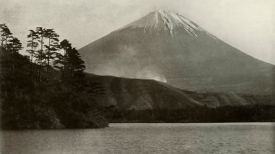 Fuji fm Nishinoumi, 1910. autorstwa Herbert Ponting