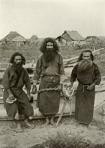 Happu Konno, Łowca w centrum i Dwóch rybaków Ajnów, 1910. autorstwa Herbert Ponting