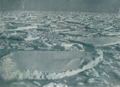 Pakiet ciężki, w którym statek został zatrzymany, 1912, 1913 autorstwa Herbert Ponting