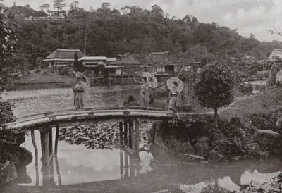 Hikone (zdjęcie czarno-białe) autorstwa Herbert Ponting