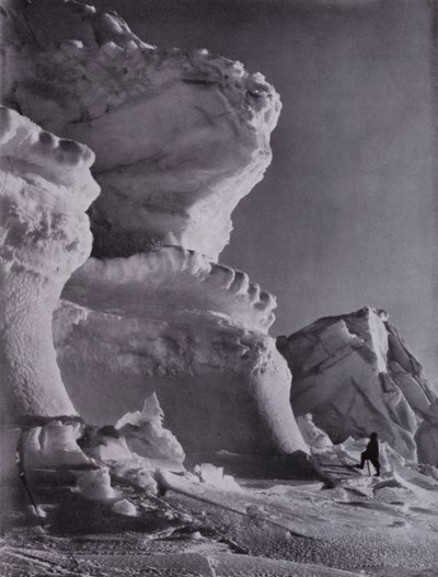 Bastiony lodowe zamku Berg (zdjęcie czarno-białe) autorstwa Herbert Ponting