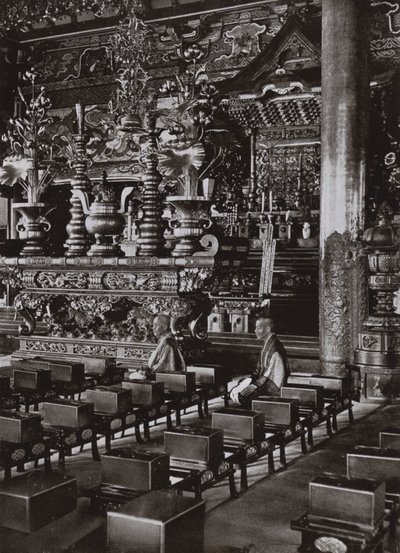 Wnętrze świątyni buddyjskiej (zdjęcie czarno-białe) autorstwa Herbert Ponting