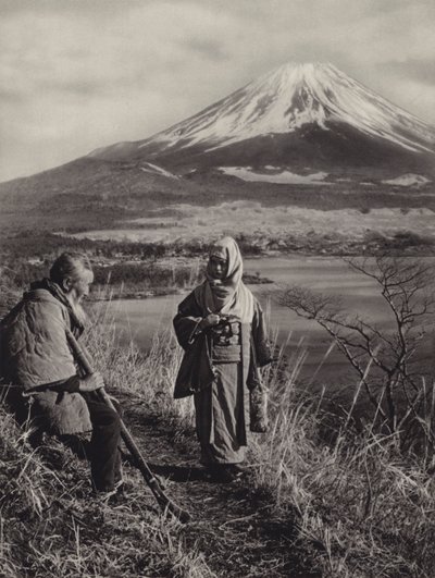 Japonia w latach 20.: Fuji, najświętsza góra Japonii (zdjęcie czarno-białe) autorstwa Herbert Ponting