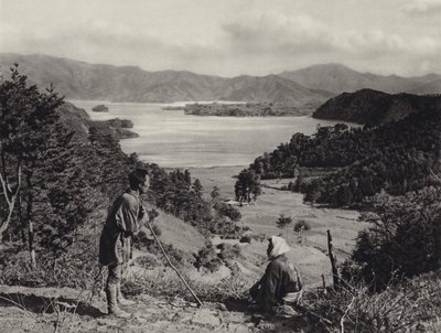 Japonia w latach 20.: Jezioro Kawaguchi (zdjęcie czarno-białe) autorstwa Herbert Ponting