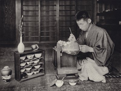 Japonia w latach 20.: malowanie porcelany (zdjęcie czarno-białe) autorstwa Herbert Ponting