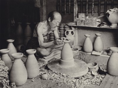 Japonia w latach 20.: Potter przy pracy (zdjęcie czarno-białe) autorstwa Herbert Ponting