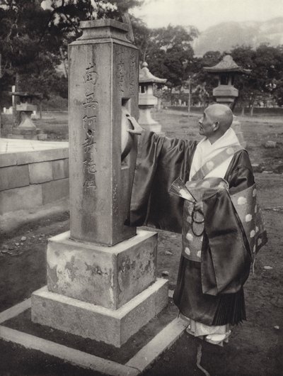 Japonia w latach 20.: młynek modlitewny i buddyjski ksiądz (zdjęcie czarno-białe) autorstwa Herbert Ponting
