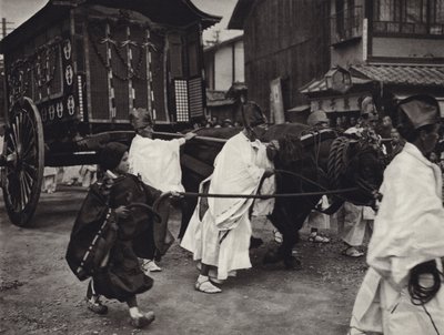 Japonia w latach 20.: pogrzeb szintoizmu osoby wysokiej rangi (zdjęcie czarno-białe) autorstwa Herbert Ponting