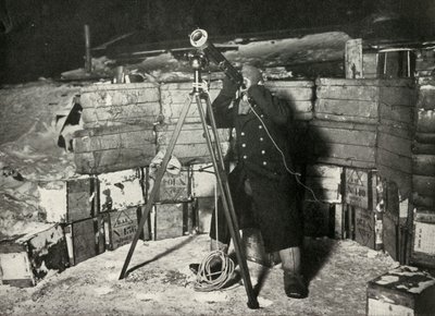 porucznik. Evans obserwujący zakrycie Jowisza, 8 czerwca 1911, 1913 autorstwa Herbert Ponting