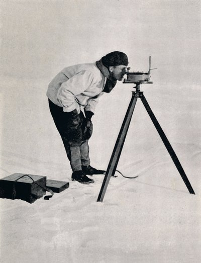 porucznik. Pennell z pryzmatycznym kompasem, grudzień 1910, 1913 autorstwa Herbert Ponting