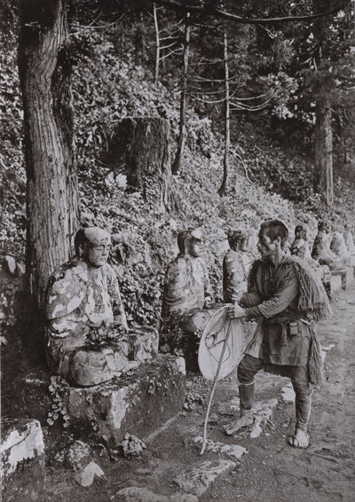 Medytacja, studium w Gamman-ga-Fuchi, Nikko (zdjęcie czarno-białe) autorstwa Herbert Ponting