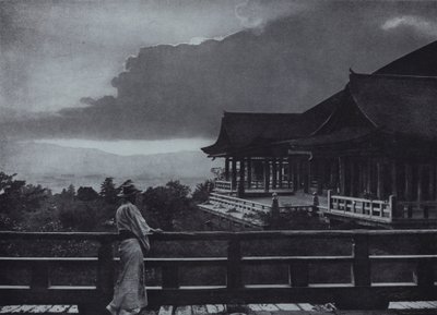 Moni ght at Kiyomizudera (b / w p hot) autorstwa Herbert Ponting