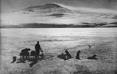 Góra Erebus wykazuje oznaki działalności, c1910, 1928 autorstwa Herbert Ponting