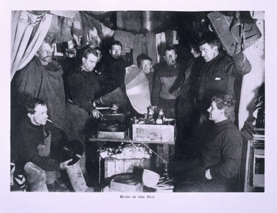 Muzyka w chacie (w tym kpt. Scott), z „Ostatniej wyprawy Scotta” autorstwa Herbert Ponting