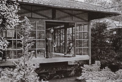 Namikawa San karmi swojego karpia (zdjęcie czarno-białe) autorstwa Herbert Ponting