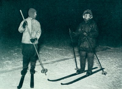 Oates i Meares na nartach nocą, c1911, 1913 autorstwa Herbert Ponting