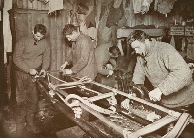 Przygotowanie sanek do Polar Journey Crean, Forde, Lashly, P.O. Evans, ok. 1911, 1913. autorstwa Herbert Ponting