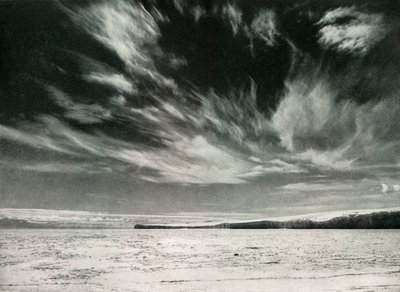 Niezwykłe chmury Cirrus nad lodowcem Barne, 19 grudnia 1911, 1913 autorstwa Herbert Ponting