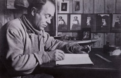 „Scott pisał, planował i kalkulował przy swoim stoliku” (zdjęcie czarno-białe) autorstwa Herbert Ponting
