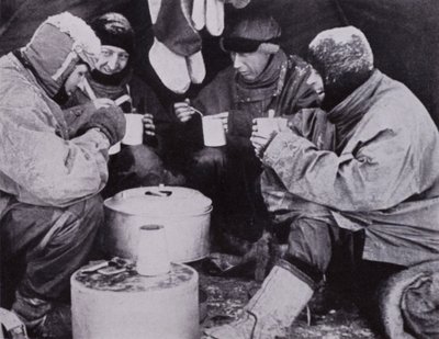 „Tego wieczoru mieli kolację wigilijną” (zdjęcie czarno-białe) autorstwa Herbert Ponting