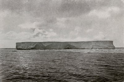 Pierwsza góra lodowa, ok. 1910, 1913 autorstwa Herbert Ponting
