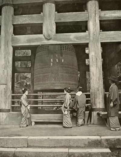 Wielki dzwon w świątyni Chio-In, 1910. autorstwa Herbert Ponting