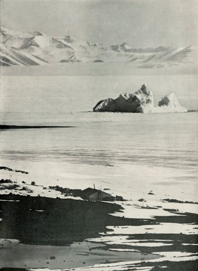 Chata i Góry Zachodnie ze szczytu rampy, c19101913, 1913. autorstwa Herbert Ponting