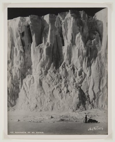 Mury obronne góry Erebus (druk bromowy) autorstwa Herbert Ponting