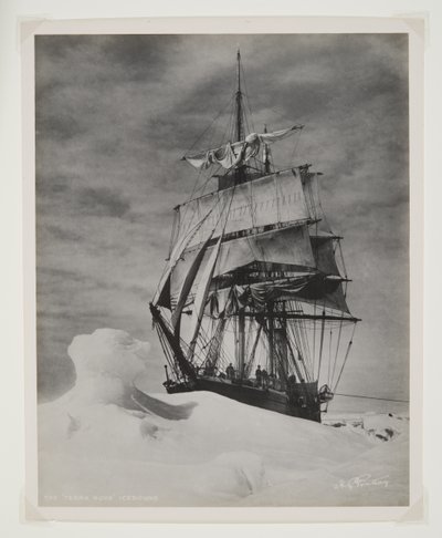 The Terra Nova Icebound (druk bromowy) autorstwa Herbert Ponting