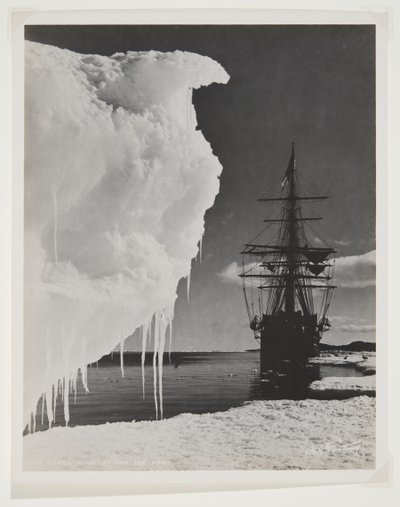 Terra Nova at the Ice Foot (druk bromowy) autorstwa Herbert Ponting