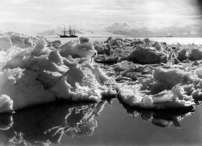 Terra Nova w McMurdo Sound, Antarktyka, 1911 autorstwa Herbert Ponting