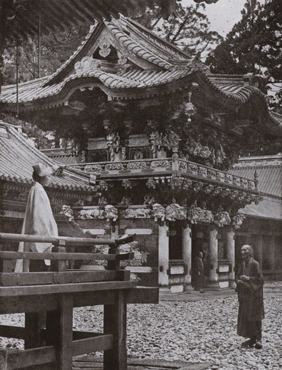 The Yomei Gate at Nikko (b/w photo) autorstwa Herbert Ponting