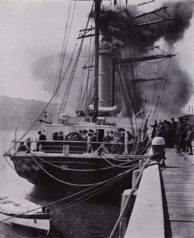 „Mały statek opuścił Port Chalmers na ostatnim etapie swojej podróży” (zdjęcie czarno-białe) autorstwa Herbert Ponting